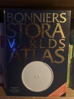 Bonniers stora v&auml;rldsatlas [Kartografiskt material]