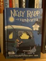  Samlingsvolym / Nelly Rapp och Varularna  och Saga-sagor , studsmatta, simskola och en borttappad tigertass