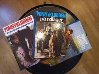 Bokpaket/ Ponnyklubben och &auml;ventyret p&aring; den gr&ouml;na &ouml;n/Ponnyklubben p&aring; ridl&auml;ger / ponnyklubben och det f&ouml;rsvunna testamentet 
