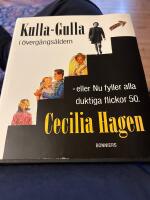 Kulla-Gulla i &ouml;verg&aring;ngs&aring;ldern - eller Nu fyller alla duktiga flickor 50