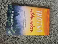Trotsa vildmarken : om att finna tillh&ouml;righet och mod i en polariserad v&auml;rld