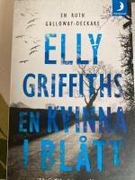 En kvinna i bl&aring;tt