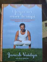 Yoga &auml;r min terapi : yogaprogram f&ouml;r din kroppstyp baserat p&aring; ayurveda