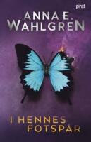 I hennes fotsp&aring;r