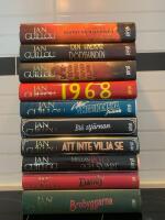 Det stora &aring;rhundradet x 10: 1. Brobyggarna (2011). 2. Dandy (2012). 3. Mellan r&ouml;tt och svart (2013). 4. Att inte vilja se (2014). 5. Bl&aring; stj&auml;rnan (2015). 6. &Auml;kta amerikanska jeans (2016). 7. 1968 (2017). 8. De som d&ouml;dar dr&ouml;mmar sover aldrig (2018). 9. Den andra d&ouml;dssynden (2019). 10. Slutet p&aring; historien (2020)