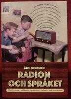 Radion och spr&aring;ket : om lyssnare, hall&aring;m&auml;n, spr&aring;kv&aring;rd, dialekter och svordomar