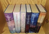 Bokpaket Lucinda Riley 6 st b&ouml;cker: Den saknade systern (Del 7) / &Auml;nglatr&auml;det / Olivtr&auml;det / Morden i Fleat House / Atlas : historien om Pa Salt  (Del 8) / K&auml;rleksbrevet