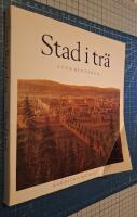 Stad i tr&auml; : panelarkitekturen : ett skede i den svenska sm&aring;stadens byggnadshistoria