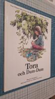 Tora och Dum-Dum : [huset p&aring; Bergsgatan - dom som bor d&auml;r, p&aring; riktigt och p&aring; l&aring;tsas]