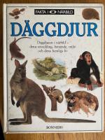 Dinosaurier : [dinosauriernas sp&auml;nnande v&auml;rld i n&auml;rbild - deras utveckling, beteende, milj&ouml; och varf&ouml;r de pl&ouml;tsligt f&ouml;rsvann]