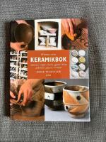 Prismas stora keramikbok : tumma, ringla, kavla, gjuta, dreja, dekorera, glasera, br&auml;nna