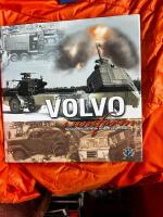 Volvo i uniform : Terr&auml;ngfordon och milit&auml;r materiel genom tiderna