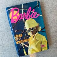 Barbie l&ouml;ser ett mysterium
