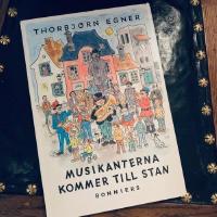 Musikanterna kommer till stan : en sk&auml;mtsam liten musikant-roman med visor och muntra musikanter och illustrerad av f&ouml;rf