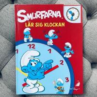 Smurfarna l&auml;r sig klockan