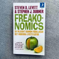 Freakonomics : en vildsint ekonom f&ouml;rklarar det moderna livets g&aring;tor