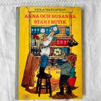 Anna och Susanna st&aring;r i butik