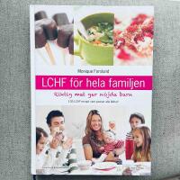 LCHF f&ouml;r hela familjen : riktig mat ger n&ouml;jda barn