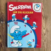 Smurfarna l&auml;r sig klockan