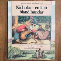 Nicholas - en katt bland hundar