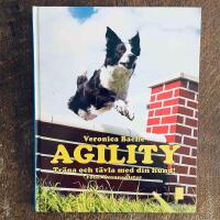 Agility : tr&auml;na och t&auml;vla med din hund