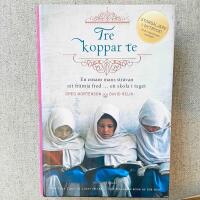 Tre koppar te : en ensam mans str&auml;van att fr&auml;mja fred... en skola i taget
