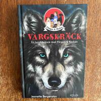 Vargskr&auml;ck : en hunddeckare med Flingan & flocken
