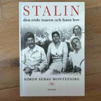 Stalin : den r&ouml;de tsaren och hans hov