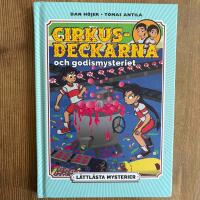 L&auml;ttl&auml;sta mysterier. Cirkusdeckarna och godismysteriet