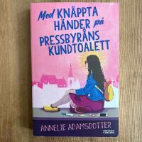 Med kn&auml;ppta h&auml;nder p&aring; Pressbyr&aring;ns kundtoalett