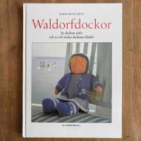 Waldorfdockor - sy dockan sj&auml;lv och sy och sticka dockans kl&auml;der