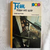 Fem f&ouml;ljer ett sp&aring;r
