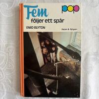 Fem f&ouml;ljer ett sp&aring;r