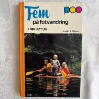 Fem p&aring; fotvandring