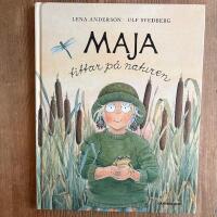 Maja tittar p&aring; naturen