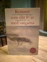 Kvinnor som sl&aring;r f&ouml;lje med vargarna : myter och sagor om vildkvinnans arketyp