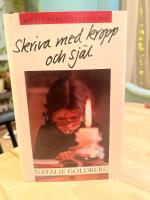 Skriva med kropp och sj&auml;l : befria f&ouml;rfattaren i dig!