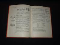 Sju Hantverk, en praktisk handledning f&ouml;r amat&ouml;rhantverkare, - jord- och betongarbete, timmermansarbete, glasm&auml;stararbete, m&aring;lning, murning, metallarbete, snickeriarbete