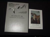 S&aring; g&aring;r ett &aring;r : teckningar och kr&ouml;nikor f+ minnesutst&auml;llning broschyr 1990