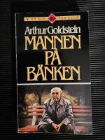 Mannen p&aring; b&auml;nken