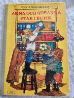 Anna och Susanna st&aring;r i butik