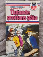 Alfred Hitchcock och Tre deckare l&ouml;ser Tjutande grottans g&aring;ta