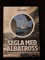 Segla med Albatross : Segla med Albatross ber&auml;ttas av Carl-Erik Andersson och bygger p&aring; de &auml;ventyr som han upplevde tillsammans med v&auml;nnen Janne Larsson under tre &aring;r ute p&aring; de stora haven