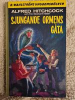 Alfred Hitchcock och Tre deckare l&ouml;ser Sjungande ormens g&aring;ta