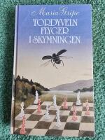 Tordyveln flyger i skymningen- : en beskrivning av vissa h&auml;ndelser i Ringaryd i Sm&aring;land, iakttagna och dokumenterade av Maria Gripe och Kay Pollak, nertecknade av Maria Gripe