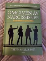 Omgiven av narcissister : s&aring; hanterar du sj&auml;lv&auml;lskare