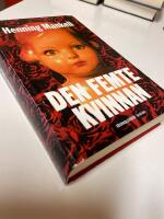 Den femte kvinnan : [kriminalroman]