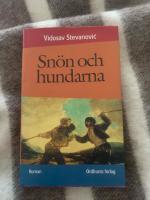 Sn&ouml;n och hundarna : [roman]