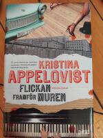 Flickan framf&ouml;r muren