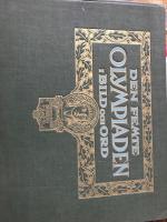 Den femte olympiaden i Stockholm 1912 i bild och ord. Redaktion &ouml;verste S.Hermelin medl av olympiska spelens org.kommitt&eacute; samt Erik Peterson, medl afd olympiska spelens press kommitt&eacute;. Fotografierna fr&aring;n olympiska spelens officiella fotografiska officin. Den femte olympiaden i Stockholm 1912 i bild... av Hermelin, S,Erik Peterson,C.Cederstr&ouml;m,G.Drake,E.Fick,J... Inbunden bok Jacob Bagges S&ouml;ners Aktiebolag. 1:a uppl. 1912. 384 s. Inbunden. Gr&ouml;nt liggande foliant med guldtryck p&aring; framsida..  Mycket gott skick. olympiad, stockholm sommarolympiad, illustrerad, foton, l&auml;ngdhopp, h&ouml;jdhopp, g&aring;ng, l&ouml;pning, kastgrenar